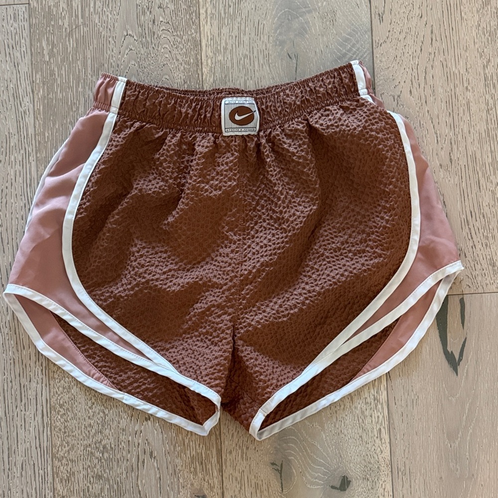 Nike Womens Tempo Clash Shorts Small In Great Condition Desert Rose